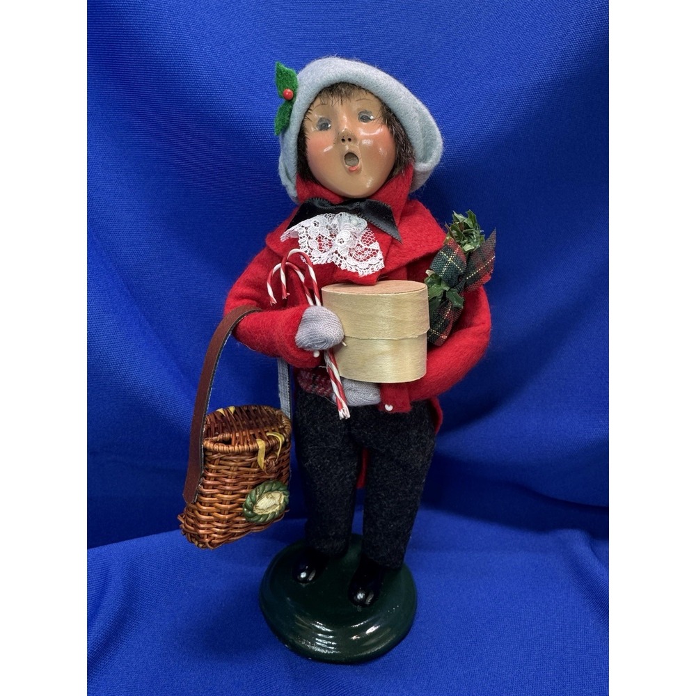 2004 Byers Choice Christmas Caroler Boy With Basket Wreath Figurine Candy Canes
